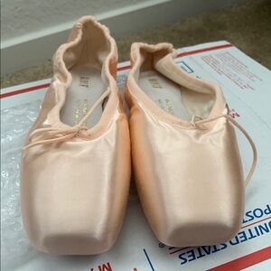 Women's Bloch pointe ballet shoe